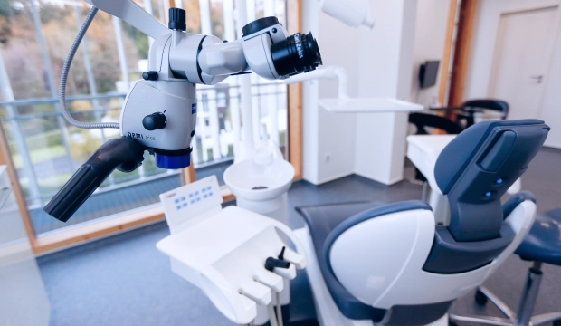 microscope chirurgical au Cabinet Dentaire des docteurs Yoh et Matton à Biarritz